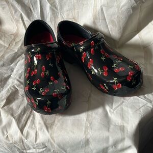 Anywear scrub shoes size 9 black and red